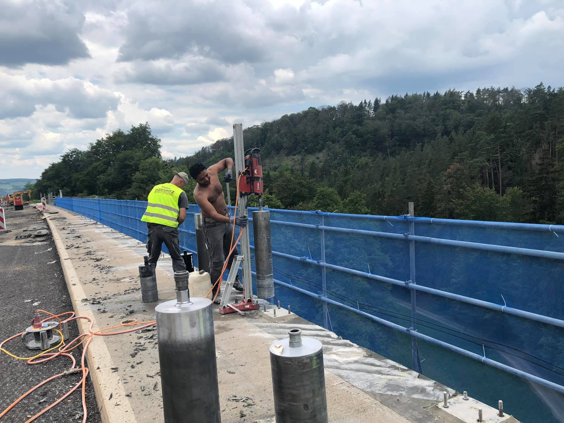 Kernbohrungen auf einer Brückenbaustelle