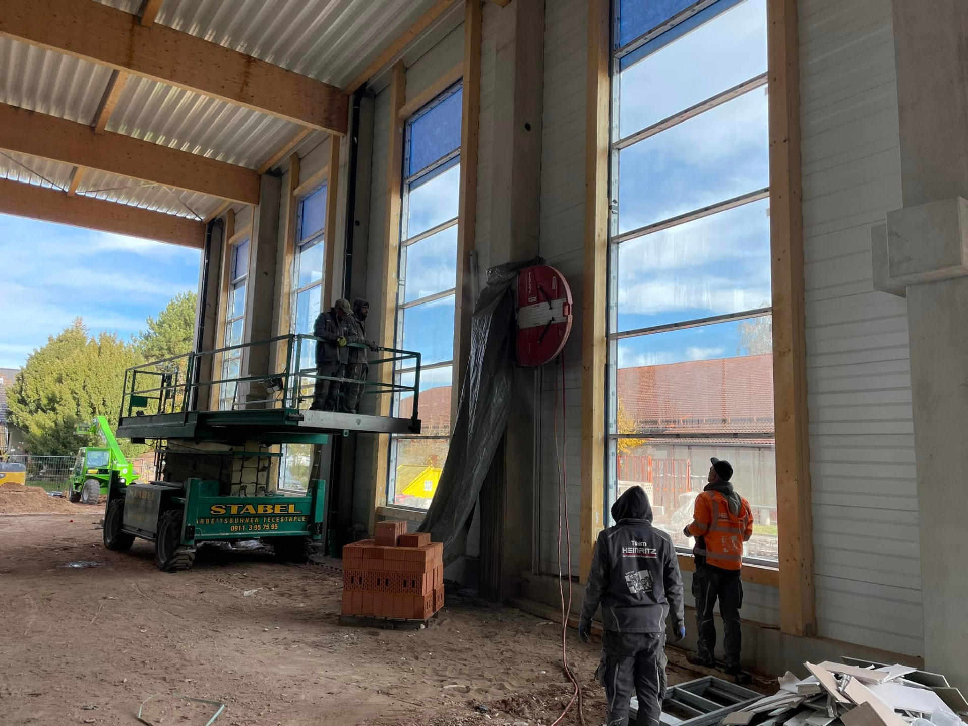 Wandsägearbeiten in einer Industriehalle