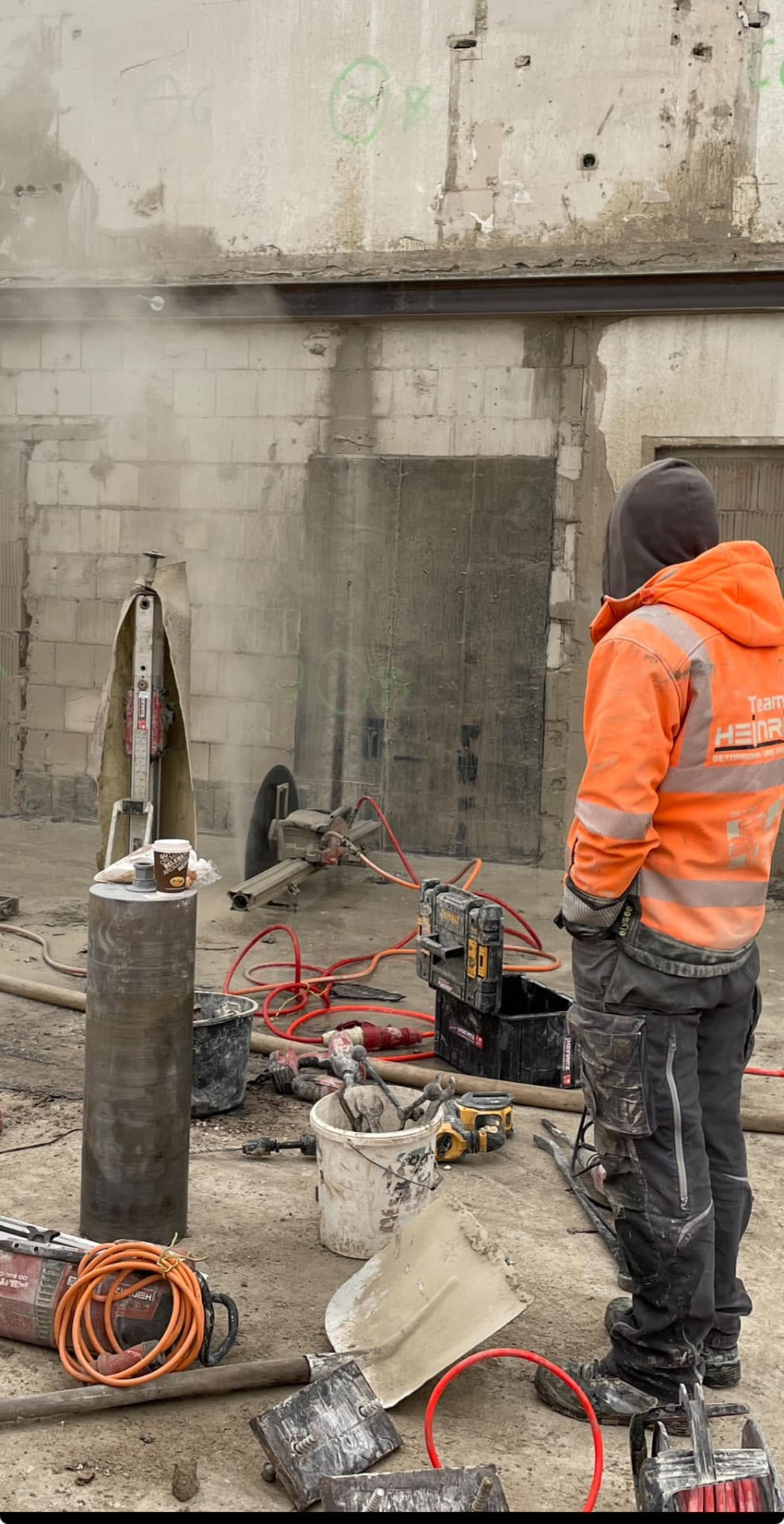 Bohr- und Sägegeräte auf der Baustelle