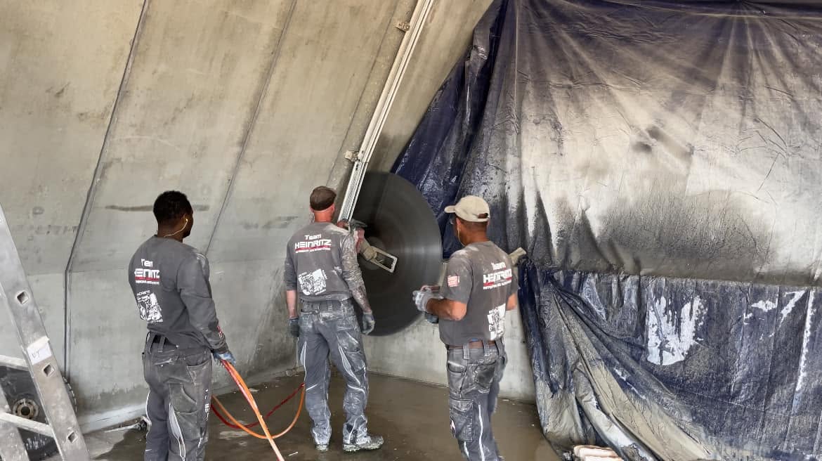 Team bei Wandsägearbeiten an einer Betonwand